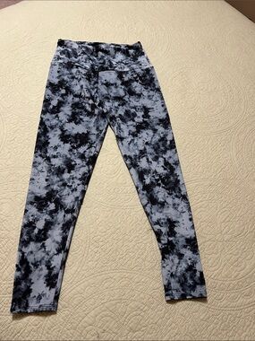 Onzie Black and Gray Tie-Dye Leggings